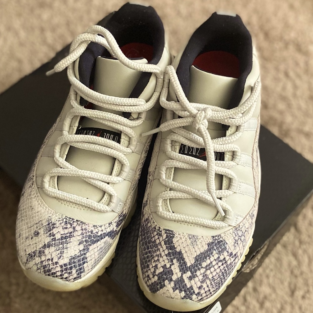 Jordan 11 Low LE